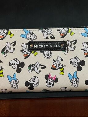 NWOT Mickey & Co. /Disney -Full Zip Wallet / Wristlet/ Multicolor Disney Faces